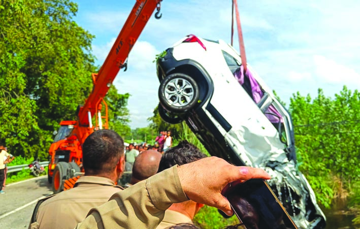 कार को नाले से बाहर निकालते हुए कार को नाले से बाहर निकालते हुए