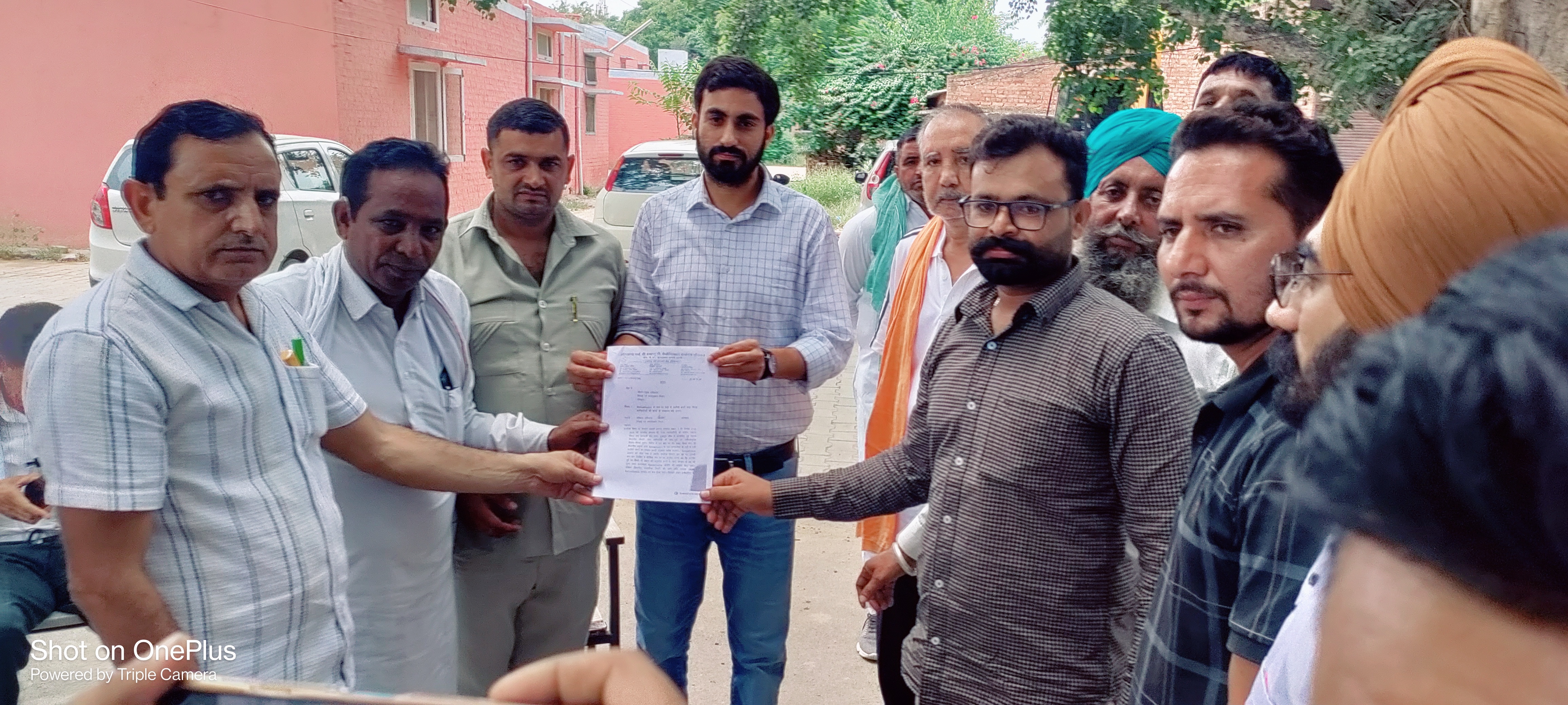 अधीक्षक अभियंता को ज्ञापन सौंपते कर्मचारी। अधीक्षक अभियंता को ज्ञापन सौंपते कर्मचारी।