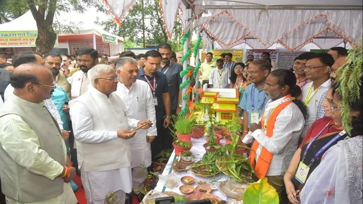 मंडलाः राज्यपाल ने किया प्रदर्शनी का अवलोकन मंडलाः राज्यपाल ने किया प्रदर्शनी का अवलोकन
