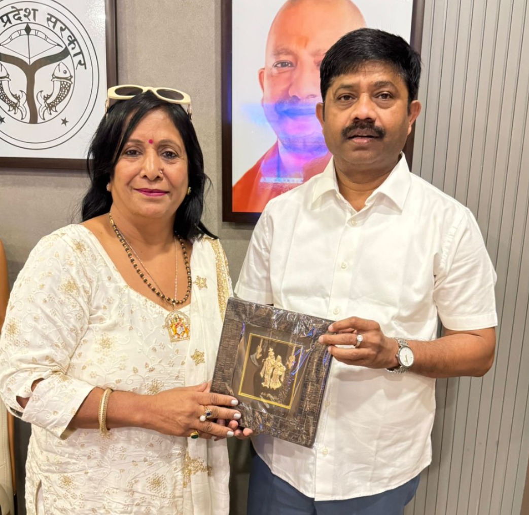 कैबिनेट मंत्री व वैश्य समाज के संरक्षक नंद गोपाल गुप्ता नंदी भैया को स्मृति चिन्ह देती सुनीता गुप्ता। कैबिनेट मंत्री व वैश्य समाज के संरक्षक नंद गोपाल गुप्ता नंदी भैया को स्मृति चिन्ह देती सुनीता गुप्ता।