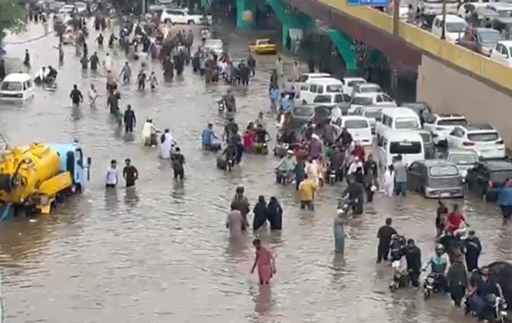 पाकिस्तान का बंदरगाह शहर कराची बाढ़ की चपेट में है। फोटो-जियो न्यूज पाकिस्तान का बंदरगाह शहर कराची बाढ़ की चपेट में है। फोटो-जियो न्यूज