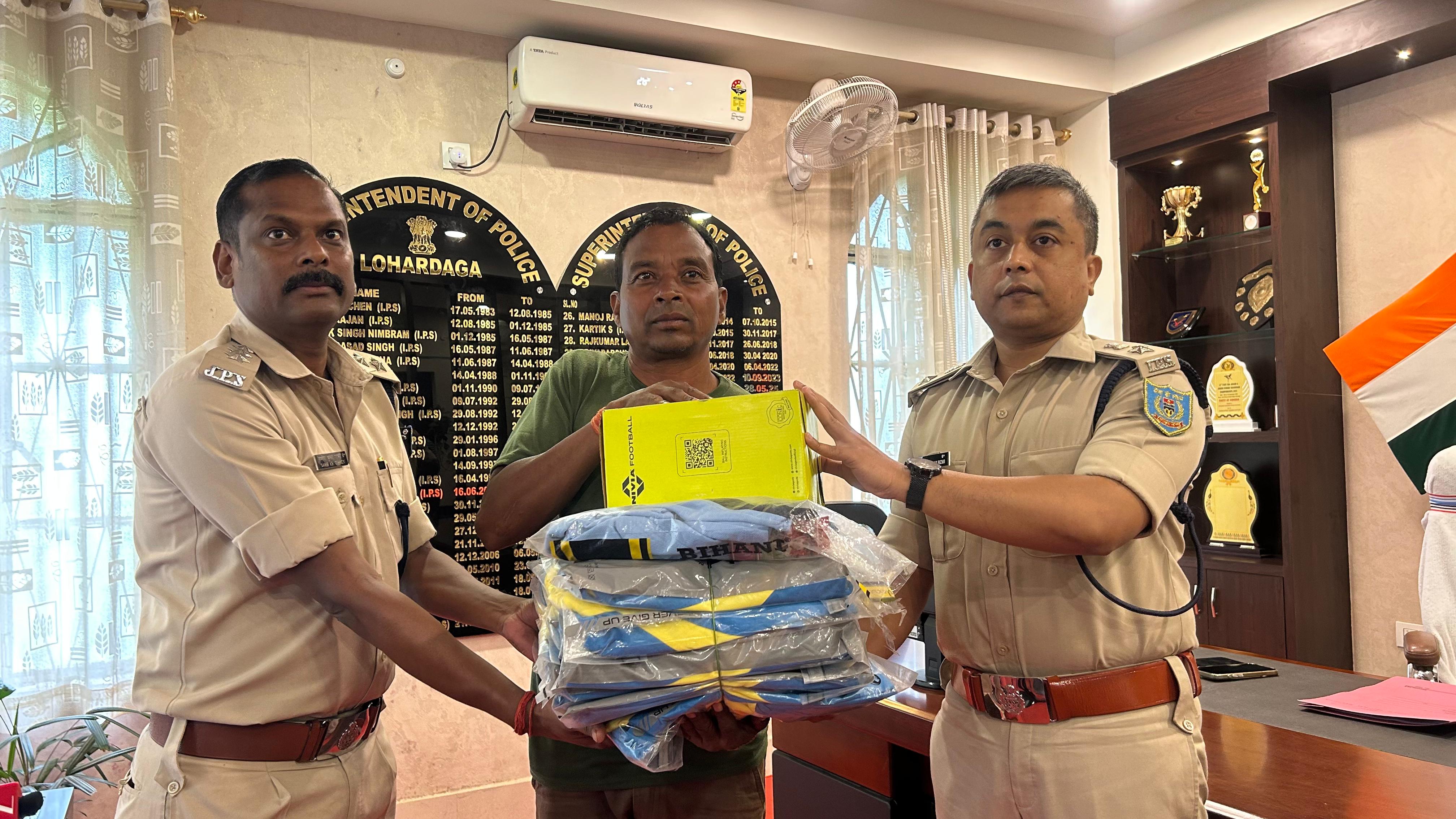 खेल सामग्री देते एसपी खेल सामग्री देते एसपी