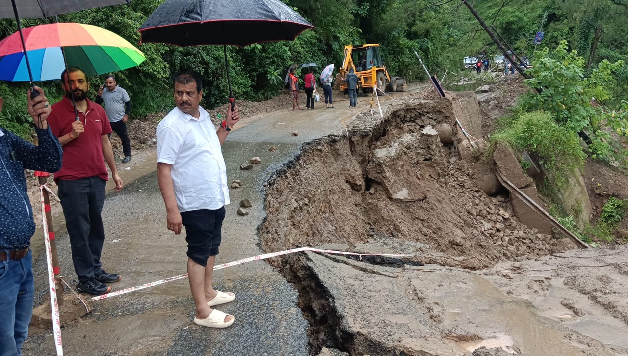 एनएच पठानकोट-मंडी पर गिरा ल्हासा। एनएच पठानकोट-मंडी पर गिरा ल्हासा।
