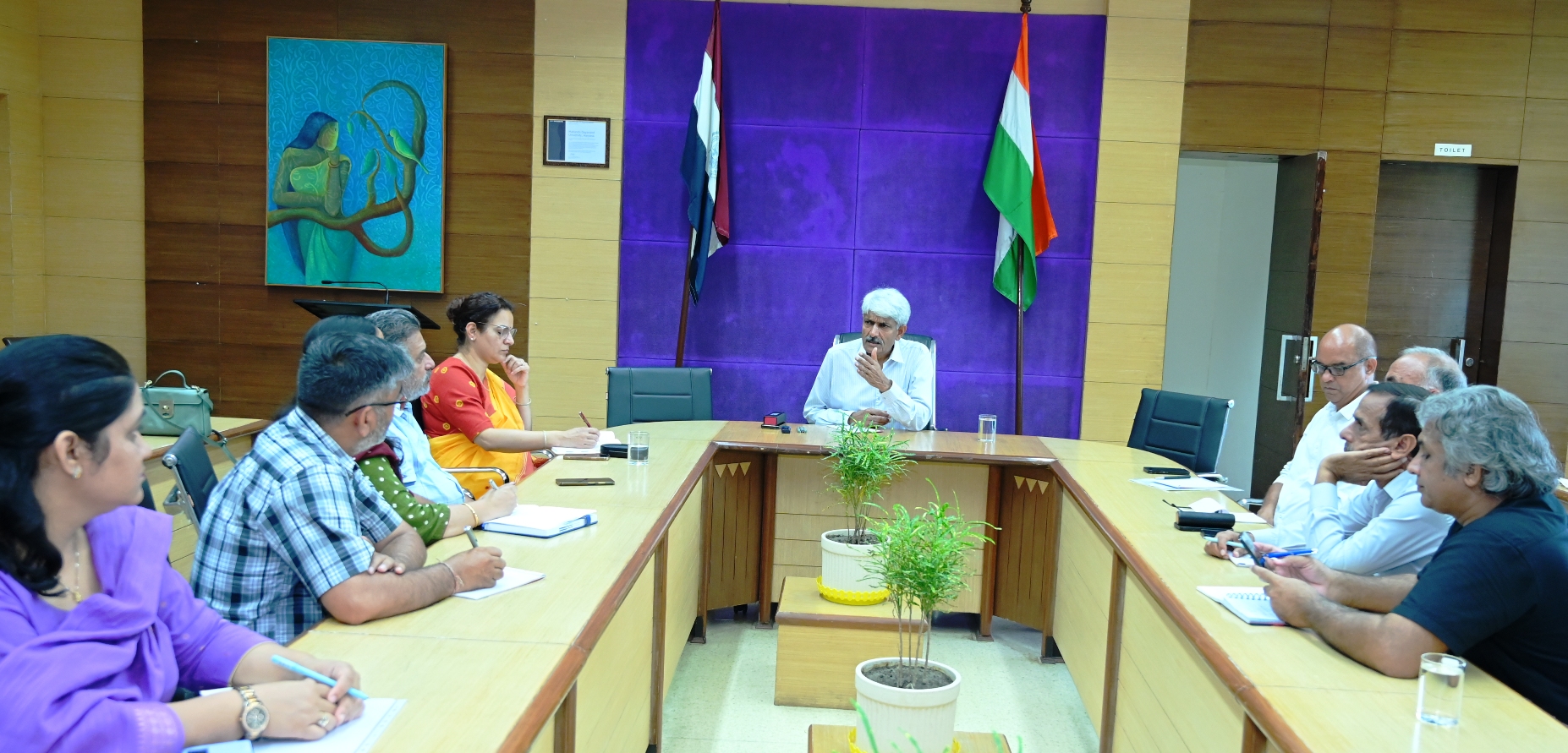 एमडीयू में अधिकारियों की बैठक लेते कुलपति राजबीर सिंह। एमडीयू में अधिकारियों की बैठक लेते कुलपति राजबीर सिंह।