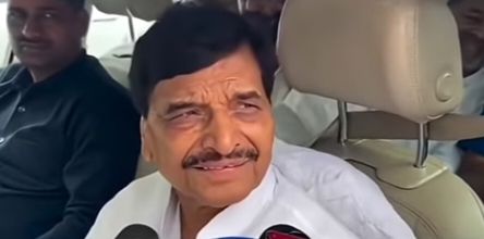 मीडिया से बात करते सपा नेता शिवपाल यादव मीडिया से बात करते सपा नेता शिवपाल यादव