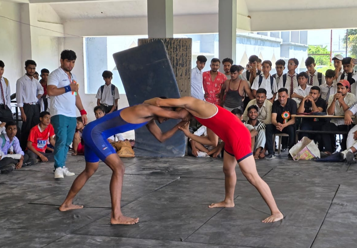 हेविट मुस्लिम इंटर कालेज मुरादाबाद में कुश्ती प्रतियोगिता में अपने हुनर का प्रदर्शन करते खिलाड़ी। हेविट मुस्लिम इंटर कालेज मुरादाबाद में कुश्ती प्रतियोगिता में अपने हुनर का प्रदर्शन करते खिलाड़ी।