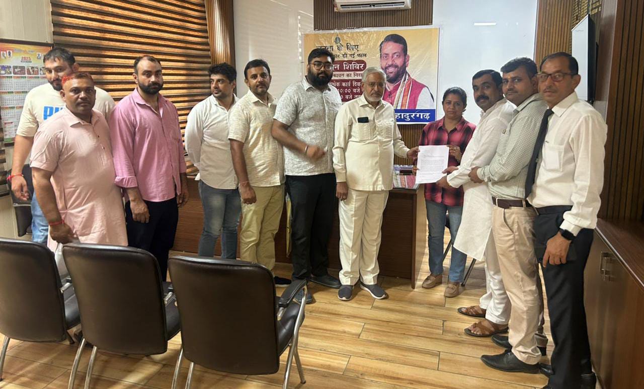 बहादुरगढ़ की तहसीलदार सुदेश मेहरा को ज्ञापन देते सामाजिक कार्यकर्ता। बहादुरगढ़ की तहसीलदार सुदेश मेहरा को ज्ञापन देते सामाजिक कार्यकर्ता।