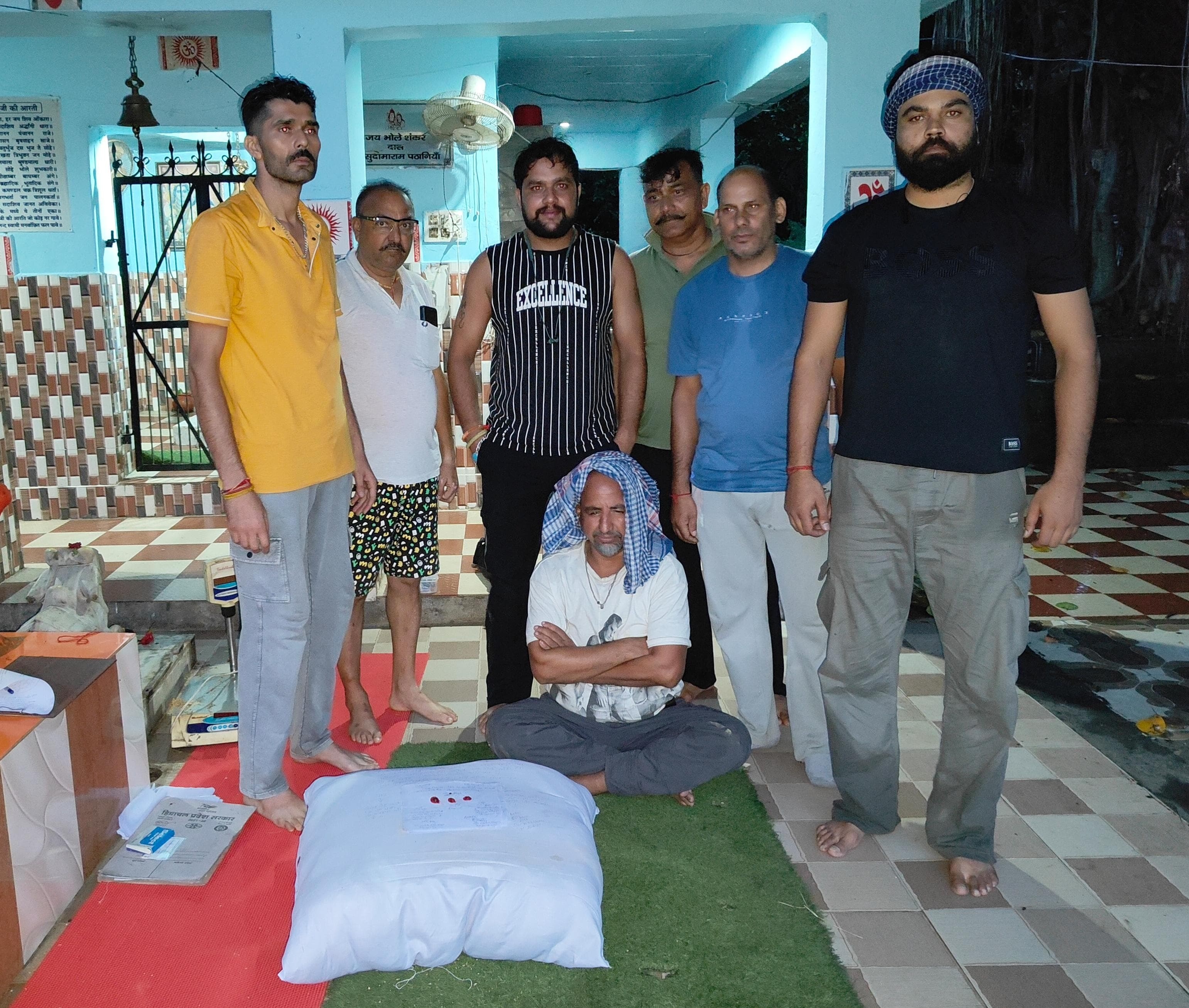 पुलिस टीम द्वारा पकड़ा गया आरोपी। पुलिस टीम द्वारा पकड़ा गया आरोपी।