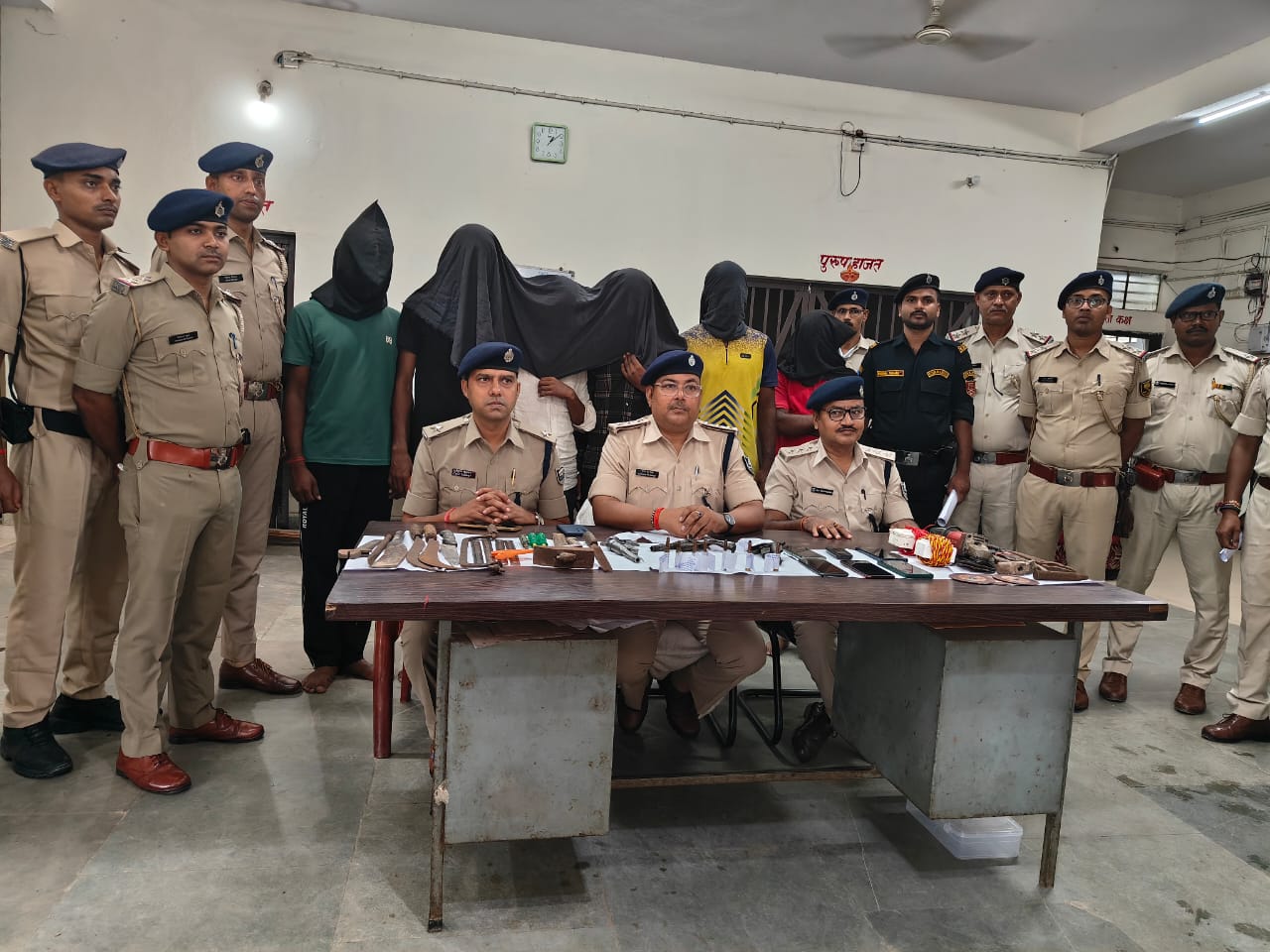 पुलिस के गिरफ़्त में अपराधी पुलिस के गिरफ़्त में अपराधी