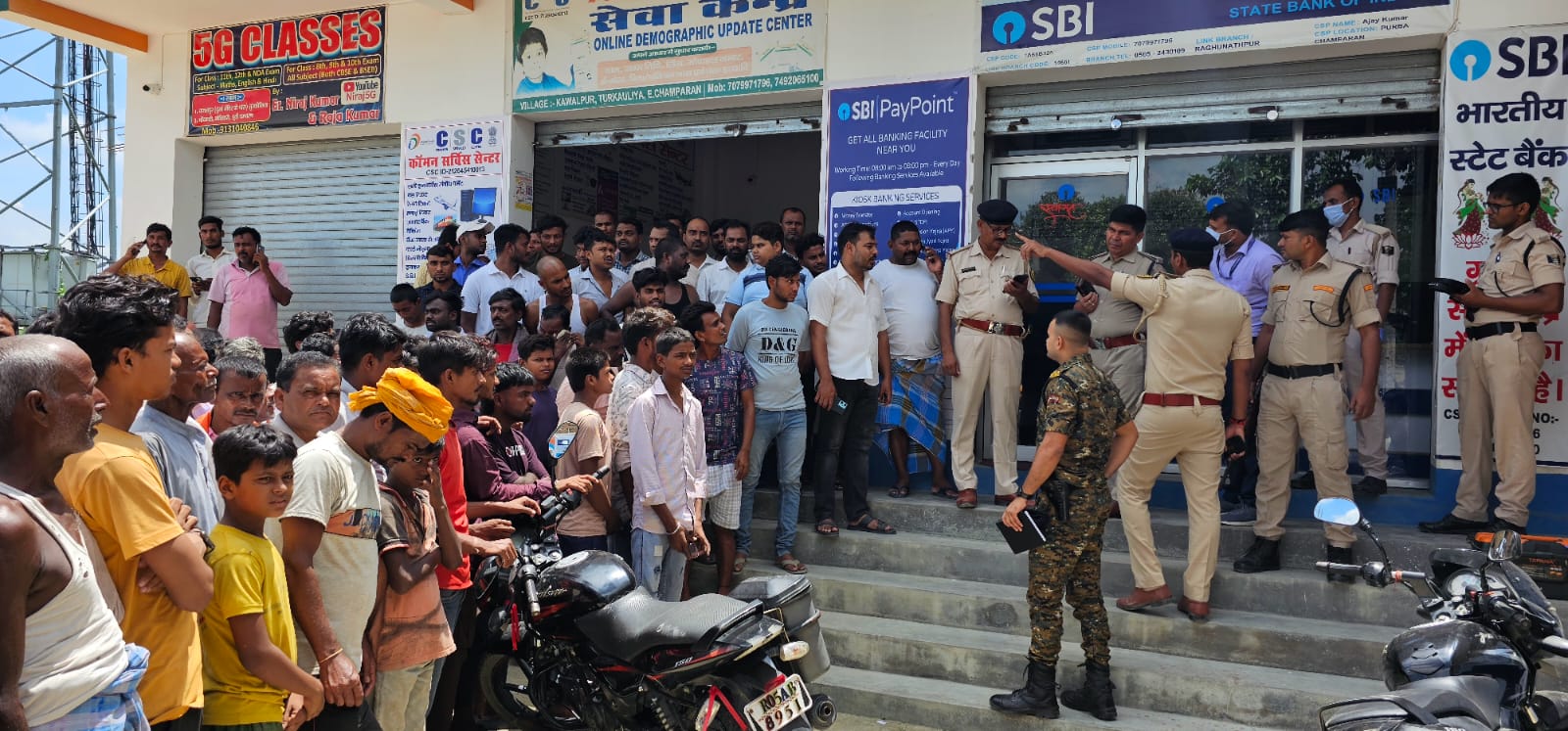 घटना के बाद जांच में जुटी पुलिस घटना के बाद जांच में जुटी पुलिस