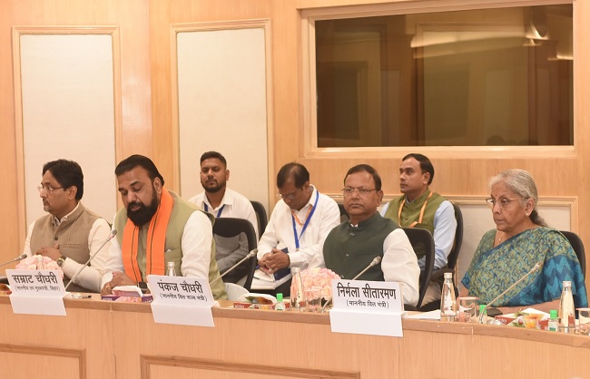 राज्यों के मंत्री समूहों के बैठक को संबोधित करते हुए वित्त मंत्री और अन्य राज्यों के मंत्री समूहों के बैठक को संबोधित करते हुए वित्त मंत्री और अन्य