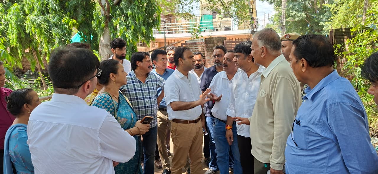 निगमायुक्त धीरेंद्र खडग़टा वार्ड नंबर 24 में लोगों की समस्याएं जानते हुए निगमायुक्त धीरेंद्र खडग़टा वार्ड नंबर 24 में लोगों की समस्याएं जानते हुए