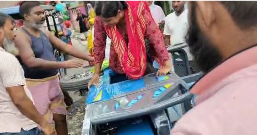 घायल महिला को टोटो से बाहर निकालते स्थानीय लोग घायल महिला को टोटो से बाहर निकालते स्थानीय लोग