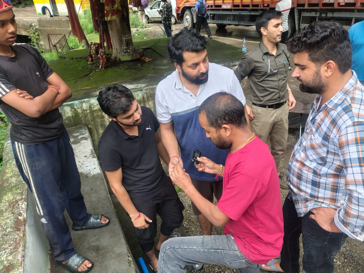 यात्रियों के स्वास्थ्य की जांच करते हुए मेडिकल टीम। यात्रियों के स्वास्थ्य की जांच करते हुए मेडिकल टीम।
