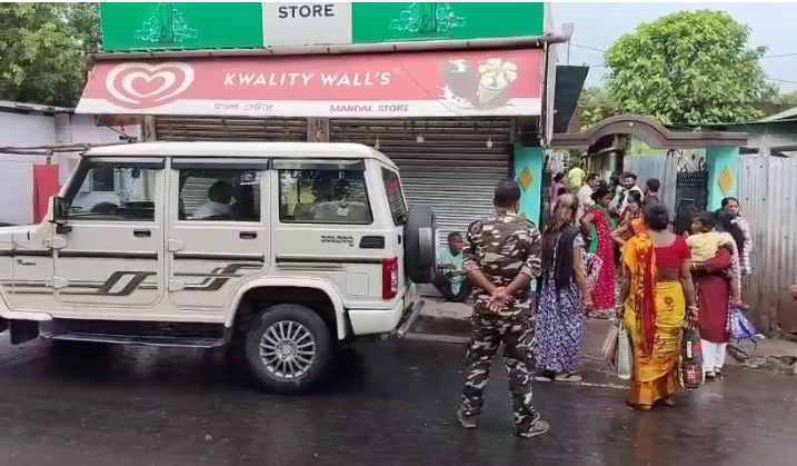 घटनास्थल पहुंची न्यू जलपाईगुड़ी थाने की पुलिस घटनास्थल पहुंची न्यू जलपाईगुड़ी थाने की पुलिस