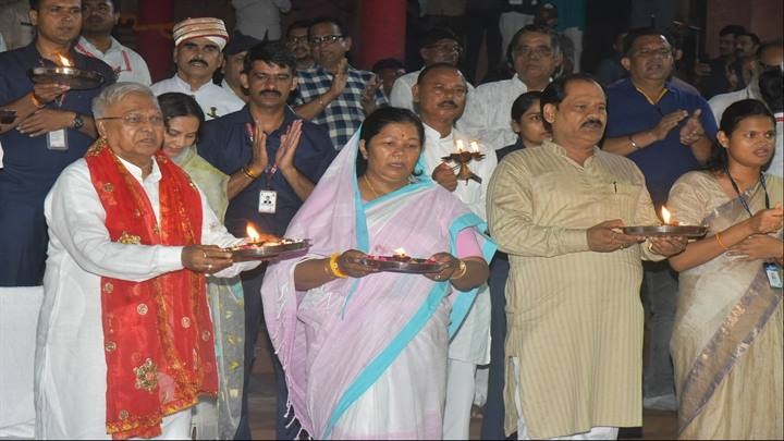 मप्रः माँ नर्मदा की पंच चौकी महाआरती में शामिल हुए राज्यपाल पटेल मप्रः माँ नर्मदा की पंच चौकी महाआरती में शामिल हुए राज्यपाल पटेल