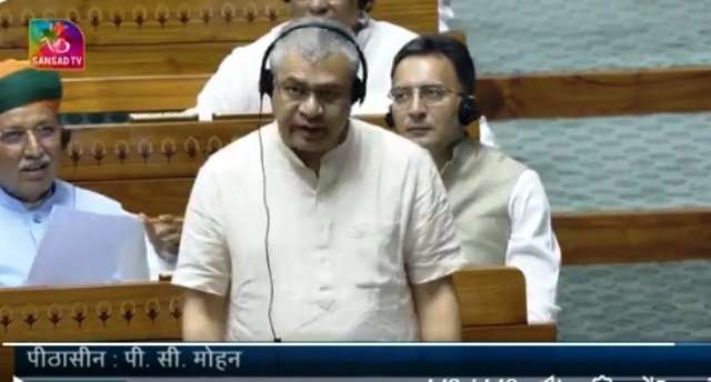 इलेक्ट्रॉनिक्स और सूचना प्रौद्योगिकी मंत्री अश्विनी वैष्णव बुधवार को विधेयक प्रस्तुत करते हुए