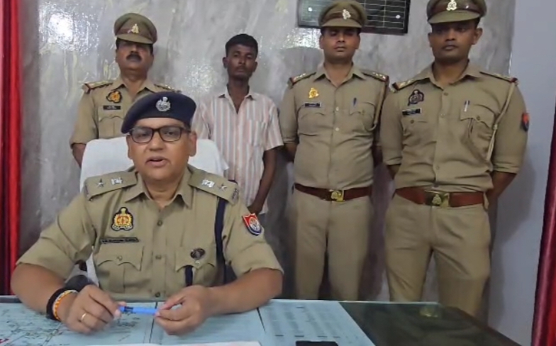 खुलासा करती पुलिस