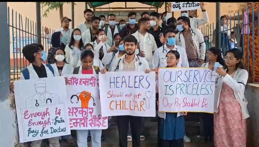 प्रदर्शन करते डाक्टर प्रदर्शन करते डाक्टर