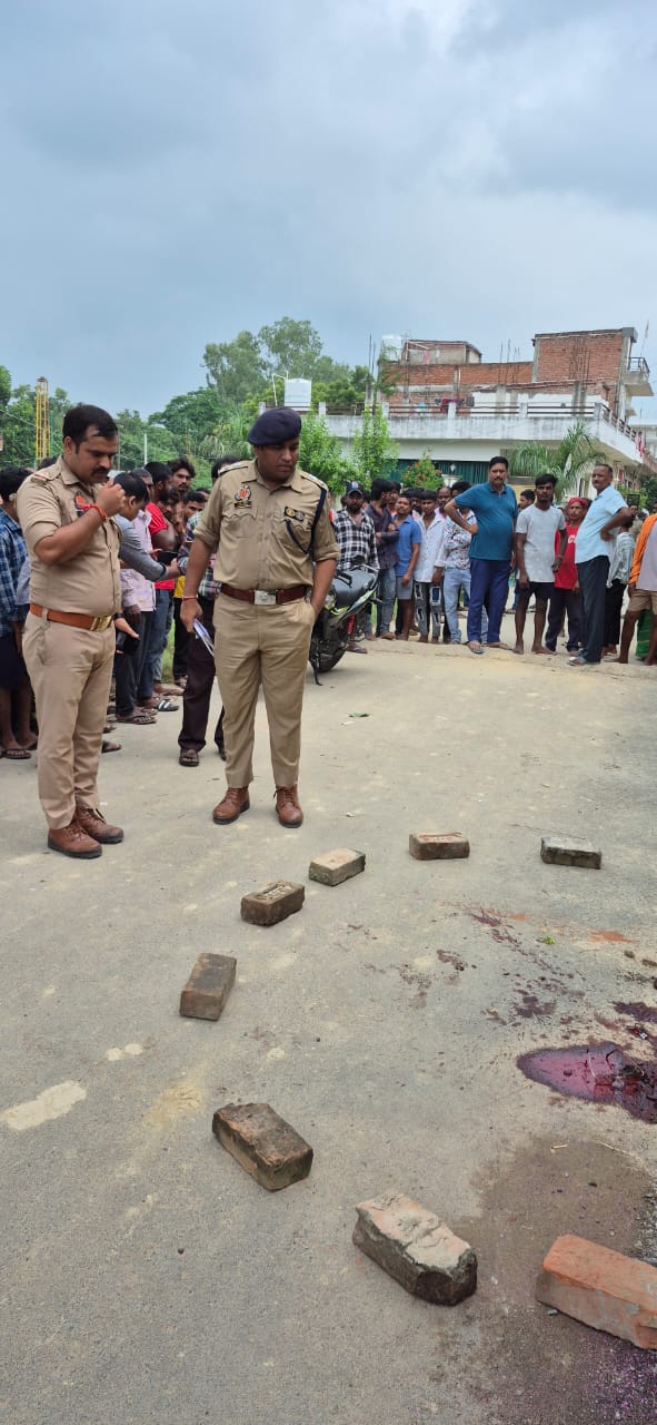 मौके पर पुलिस अफसर
