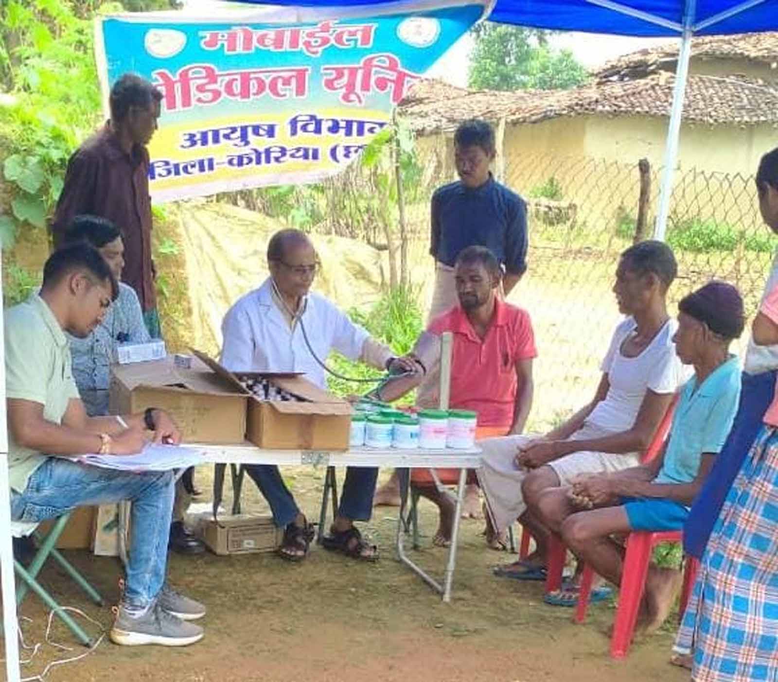 चिकित्सा परीक्षण एवं औषधि वितरण करते डाॅक्टर चिकित्सा परीक्षण एवं औषधि वितरण करते डाॅक्टर