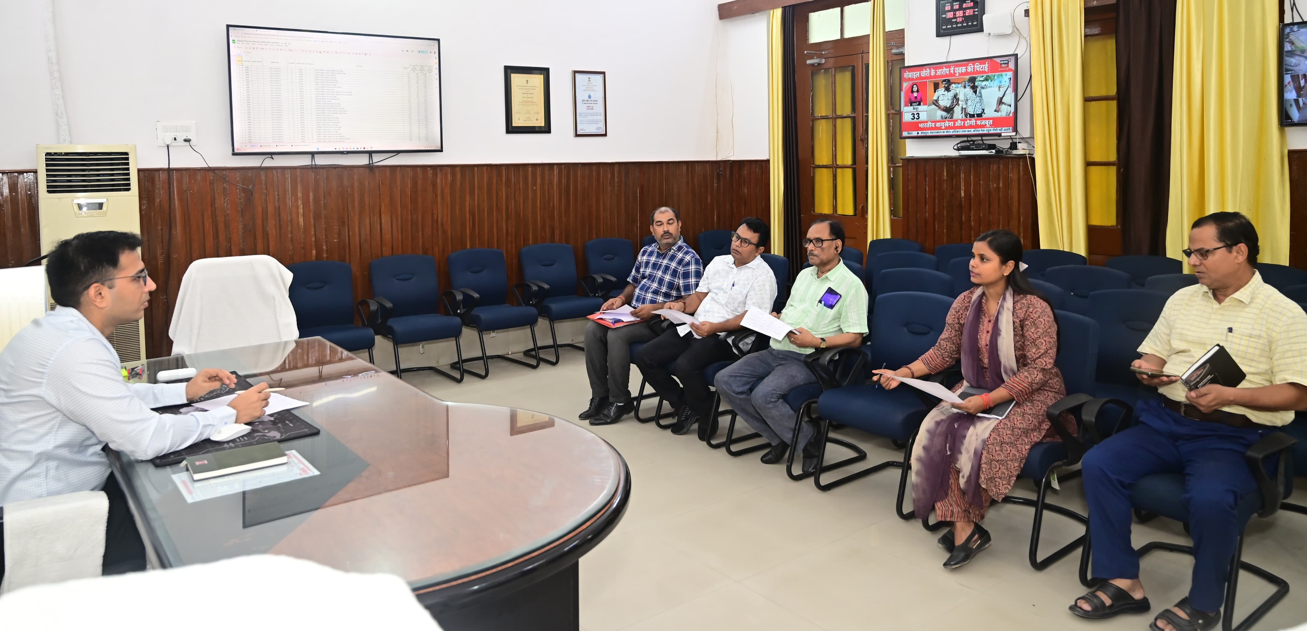 आयुष्मान कार्ड योजना को लेकर बैठक करते डीएम आयुष्मान कार्ड योजना को लेकर बैठक करते डीएम