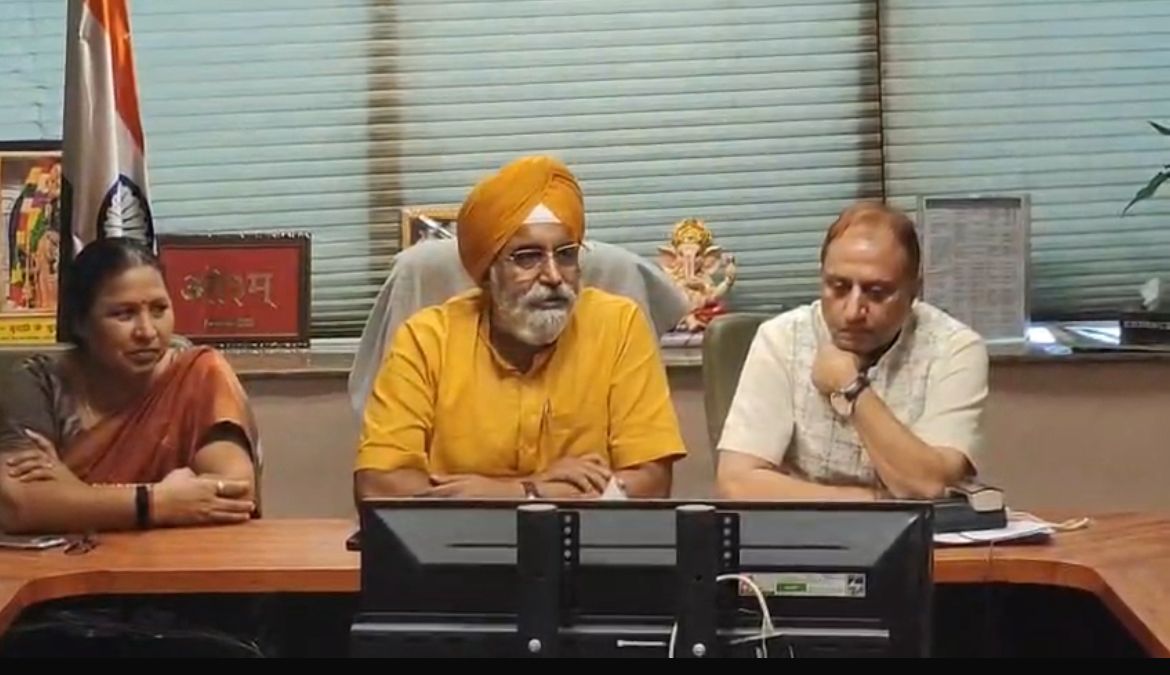दिल्ली के महापारौ राजा इकबाल सिंह, स्थायी समिति की अध्यक्ष सत्या शर्मा और नेता सदन प्रवेश वाही पत्रकार वार्ता में। दिल्ली के महापारौ राजा इकबाल सिंह, स्थायी समिति की अध्यक्ष सत्या शर्मा और नेता सदन प्रवेश वाही पत्रकार वार्ता में।