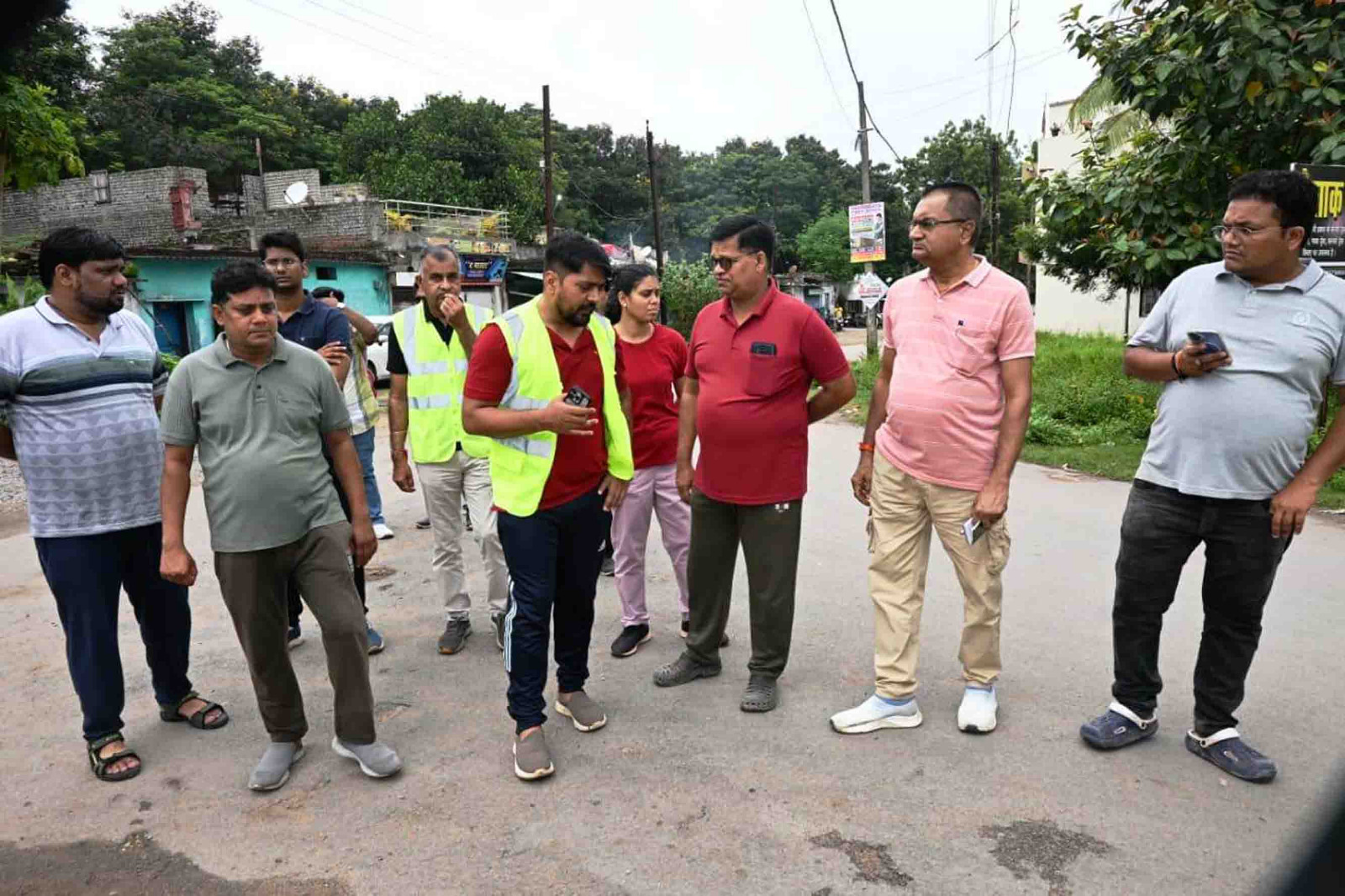 विभिन्न क्षेत्रों का निरीक्षण करते आयुक्त विभिन्न क्षेत्रों का निरीक्षण करते आयुक्त