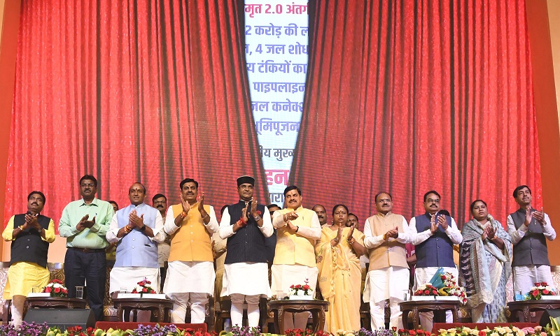 अमृत 2.0 योजनान्तर्गत विकास कार्यों का भूमि-पूजन करते हुए मुख्यमंत्री डॉ. मोहन यादव अमृत 2.0 योजनान्तर्गत विकास कार्यों का भूमि-पूजन करते हुए मुख्यमंत्री डॉ. मोहन यादव
