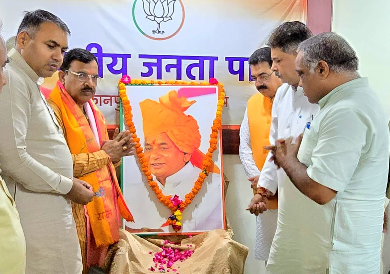 श्रद्धांजलि कार्यक्रम के दौरान प्रकाश पाल व अन्य श्रद्धांजलि कार्यक्रम के दौरान प्रकाश पाल व अन्य