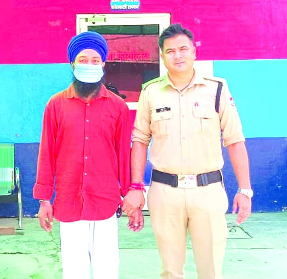 पुलिस गिरफ्त में आरोपित पुलिस गिरफ्त में आरोपित