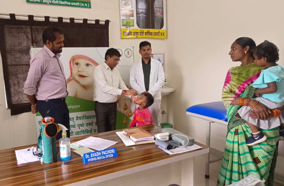 पालीक्लीनिक में बच्चे का सुवर्णप्राशन संस्कार कराते हुए कलेक्टर अबिनाश मिश्रा एवं प्रभारी जिला आयुष अधिकारी डा अवध पचौरी। पालीक्लीनिक में बच्चे का सुवर्णप्राशन संस्कार कराते हुए कलेक्टर अबिनाश मिश्रा एवं प्रभारी जिला आयुष अधिकारी डा अवध पचौरी।
