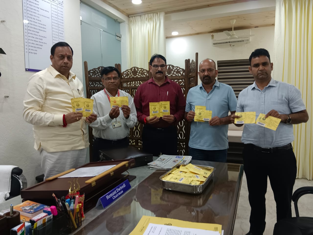 केनाल रोड स्थित कार्यालय में बीकेटीसी अध्यक्ष हेमंत द्विवेदी ने भगवान बदरी विशाल और भगवान केदारनाथ के प्रसाद के पैकेट डाक विभाग को सौंपते। केनाल रोड स्थित कार्यालय में बीकेटीसी अध्यक्ष हेमंत द्विवेदी ने भगवान बदरी विशाल और भगवान केदारनाथ के प्रसाद के पैकेट डाक विभाग को सौंपते।