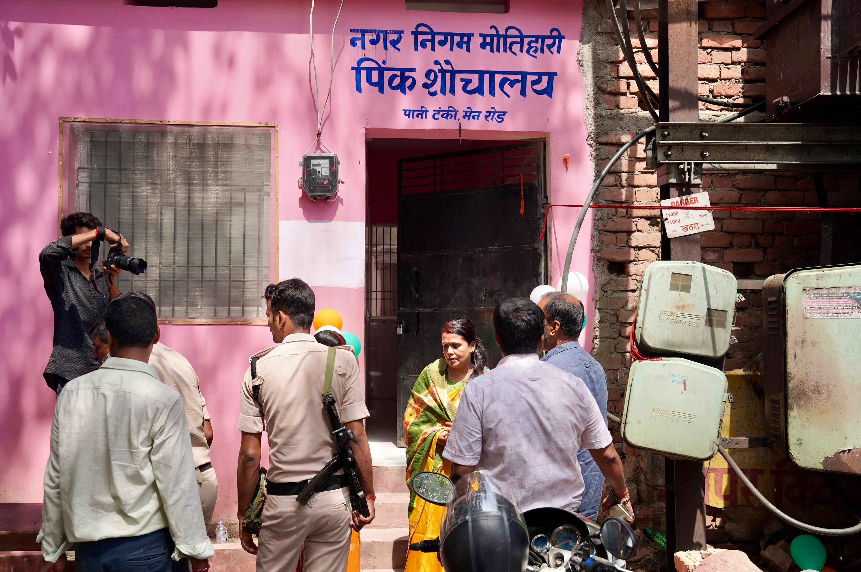 पिंक शौचालय के लोकार्पण के अवसर पर मेयर डिप्टी मेयर व नगर आयुक्त पिंक शौचालय के लोकार्पण के अवसर पर मेयर डिप्टी मेयर व नगर आयुक्त