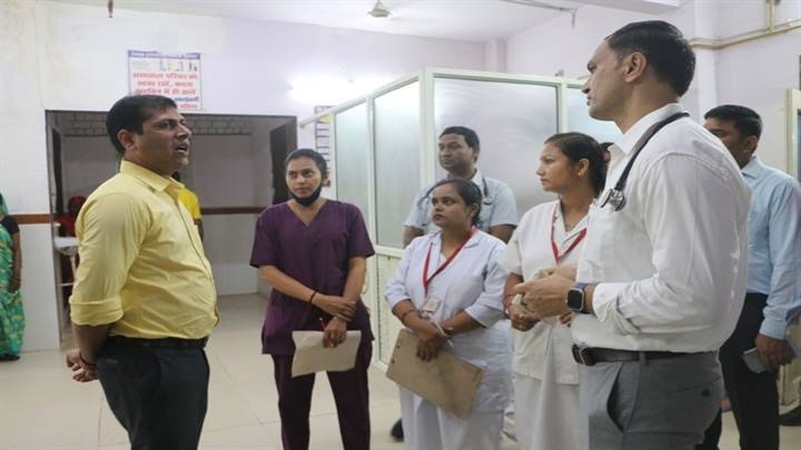 कलेक्टर ने किया जिला चिकित्सालय का आकस्मिक निरीक्षण
