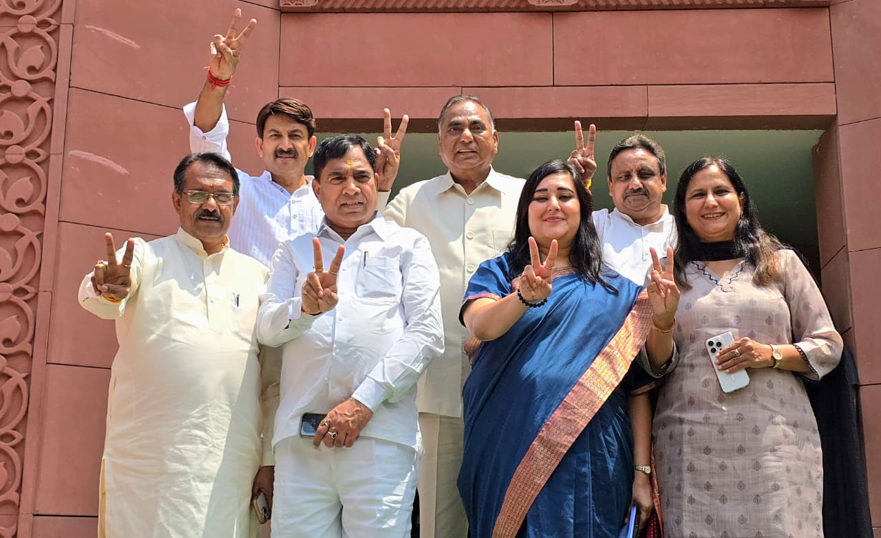 मानसून सत्र खत्म होने के बाद गुरुवार को संसद भवन के सामने मौजूद दिल्ली के सांसद रामवीर सिंह बिधूड़ी, बांसुरी स्वराज, हर्ष मल्होत्रा, मनोज तिवारी, प्रवीण खंडेलवाल, कमलजीत सहरावत और योगेंद्र चंदेलिया मानसून सत्र खत्म होने के बाद गुरुवार को संसद भवन के सामने मौजूद दिल्ली के सांसद रामवीर सिंह बिधूड़ी, बांसुरी स्वराज, हर्ष मल्होत्रा, मनोज तिवारी, प्रवीण खंडेलवाल, कमलजीत सहरावत और योगेंद्र चंदेलिया