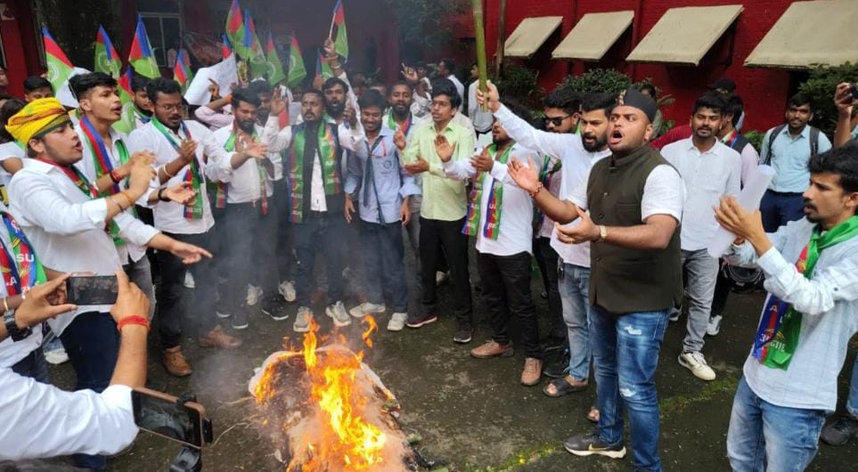रांची विवि के समक्ष प्रदर्शन करते आजसू के कार्यकर्ता रांची विवि के समक्ष प्रदर्शन करते आजसू के कार्यकर्ता