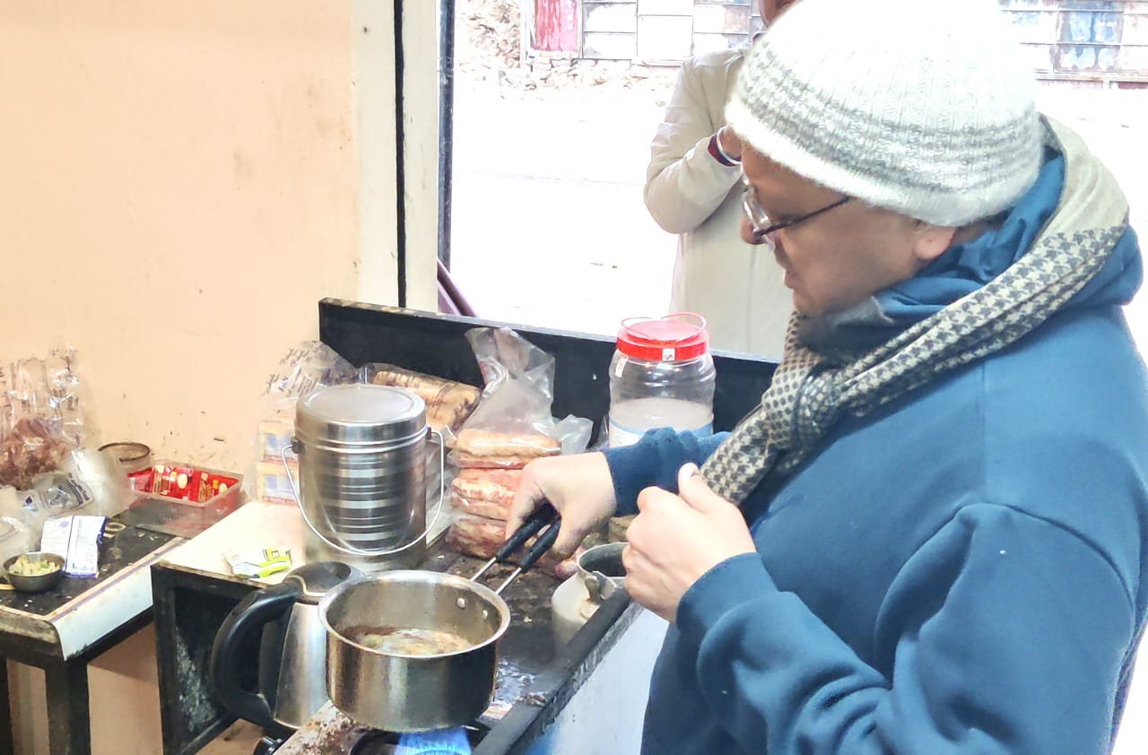 मुख्यमंत्री भराड़ीसैंण में चाय की प्रतिष्ठान पर। मुख्यमंत्री भराड़ीसैंण में चाय की प्रतिष्ठान पर।