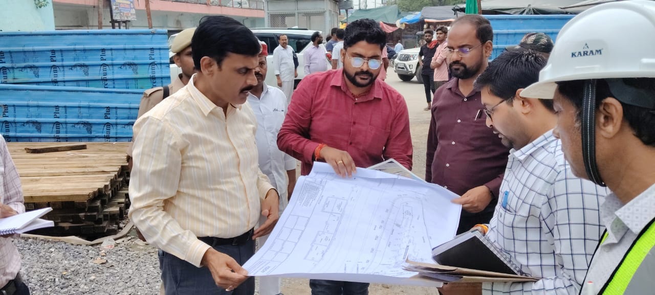 निर्माणाधीन बस अड्डे का निरिक्षण करते डीएम निर्माणाधीन बस अड्डे का निरिक्षण करते डीएम