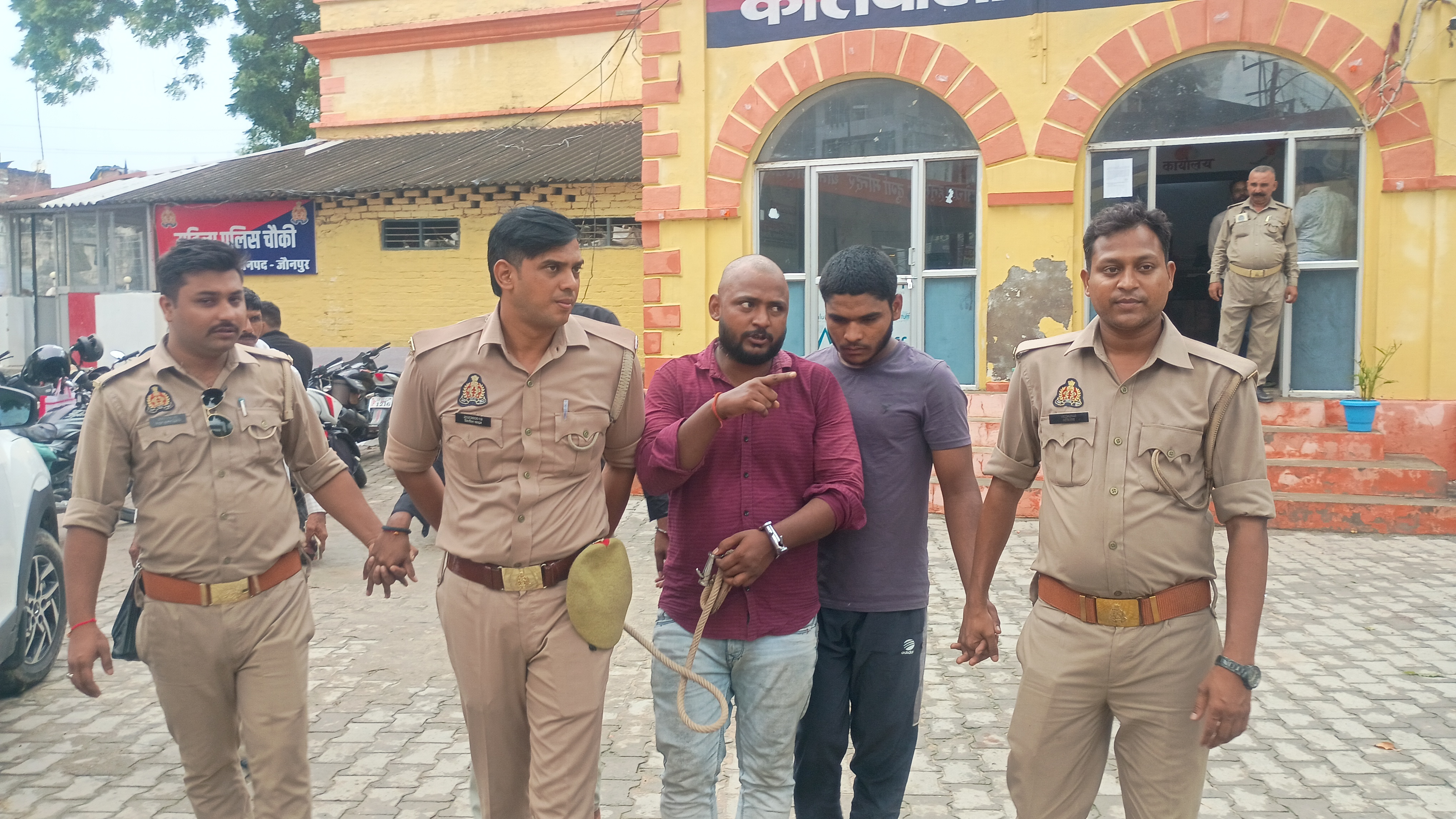 कोतवाली से निकलते हुए आरोपी