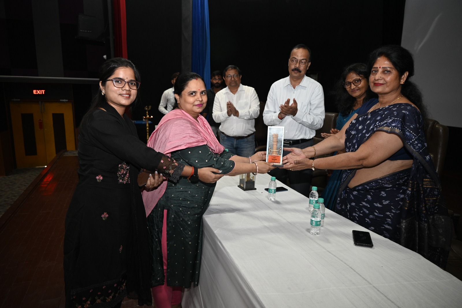 मुख्य अतिथि को सम्मानित करते हुए मुख्य अतिथि को सम्मानित करते हुए