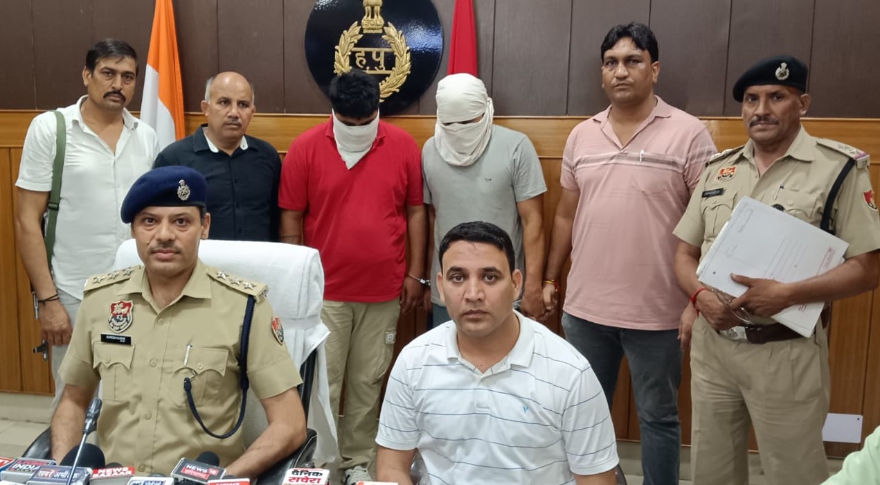 पानीपत में हनी ट्रैप मामले में गिरफ्तार आरोपियों की जानकारी देते डीएसपी सुरेश कुमार सैनी पानीपत में हनी ट्रैप मामले में गिरफ्तार आरोपियों की जानकारी देते डीएसपी सुरेश कुमार सैनी