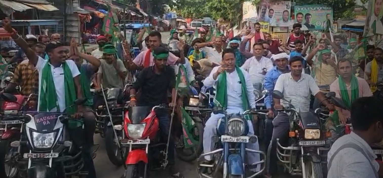 बाईक रैली में शामिल लोग बाईक रैली में शामिल लोग