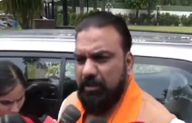 मीडिया से बातचीत करते जीओएम के संयोजक सम्राट चौधरी मीडिया से बातचीत करते जीओएम के संयोजक सम्राट चौधरी