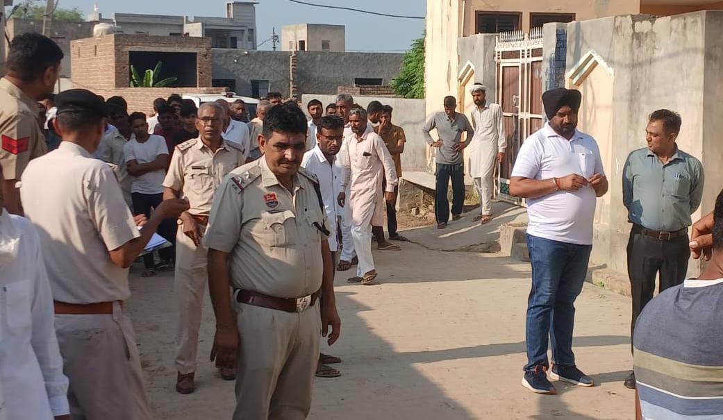 घटनास्थल पर पहुंची पुलिस टीम।