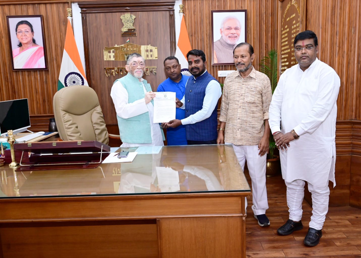 राज्यपाल से मुलाकात कर ज्ञापन सौंपते सदस्यगण राज्यपाल से मुलाकात कर ज्ञापन सौंपते सदस्यगण