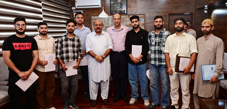 उपमुख्यमंत्री और मुख्यमंत्री के सलाहकार ने जम्मू-कश्मीर में आठ युवाओं को आरएएस के तहत नियुक्ति पत्र सौंपे