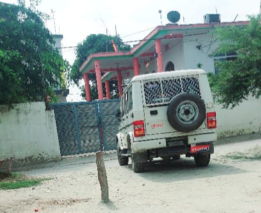 घर के बाहर लगी एनआईए की गाड़ी घर के बाहर लगी एनआईए की गाड़ी