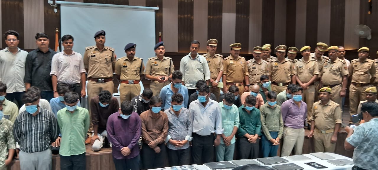 गिरफ्तार ठग और पुलिस टीम