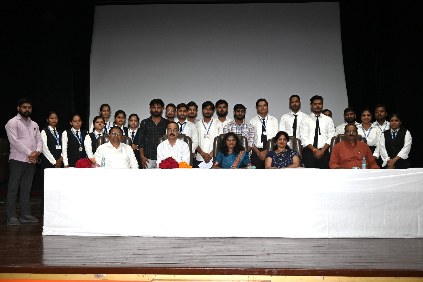 विश्व विद्यालय में गोष्ठी के दौरान मंचासिन लोग विश्व विद्यालय में गोष्ठी के दौरान मंचासिन लोग